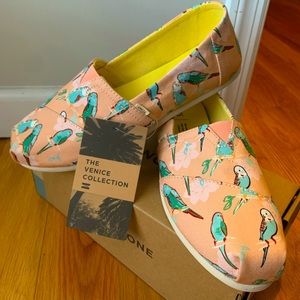 NEVER WORN! ✨ TOMS Classics: Coral Kissy Birds